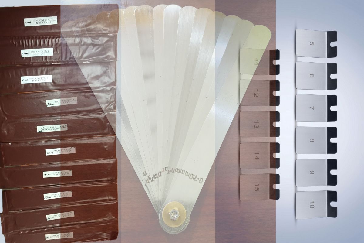 Card setting gauge with multiple blades for flat and licker-in settings on carding machines