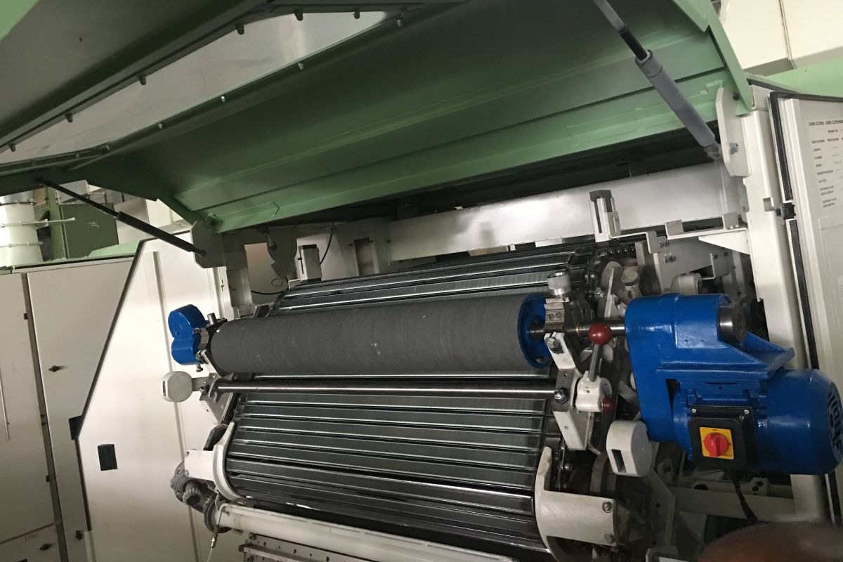 On-card flat grinding machine mounted on carding machine for flat tops grinding